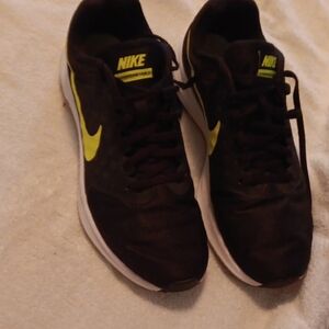 Nike Men's Black and Yellow Running Shoes